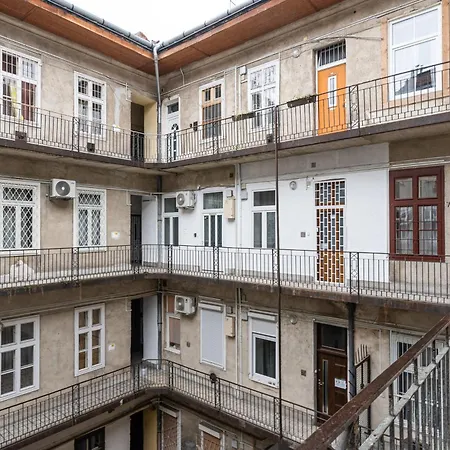 R7 Budapešť