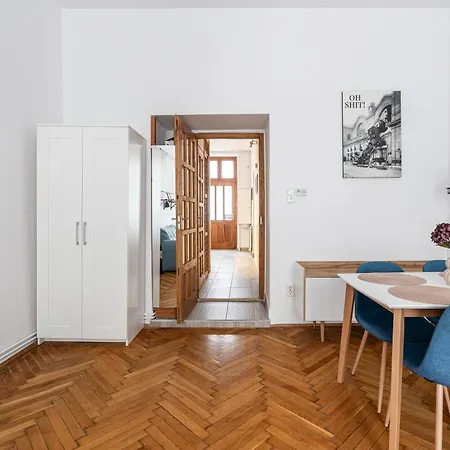 R7 * Budapest